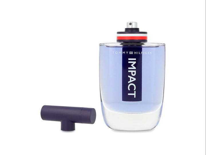Frasco y caja de perfume Tommy Hilfiger Impact en color azul, blanco y rojo.