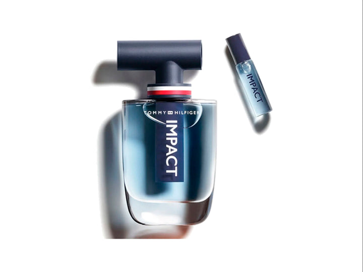 Frasco y caja de perfume Tommy Hilfiger Impact en color azul, blanco y rojo.