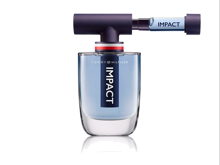 Frasco y caja de perfume Tommy Hilfiger Impact en color azul, blanco y rojo.