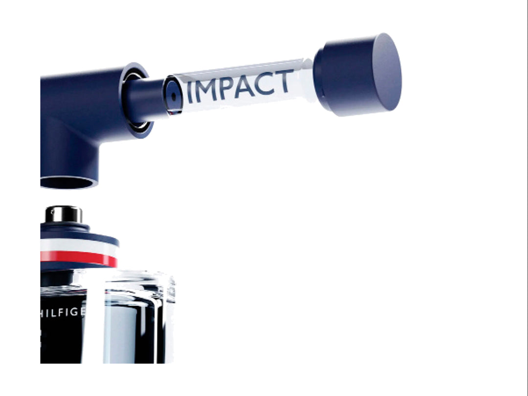 Frasco y caja de perfume Tommy Hilfiger Impact en color azul, blanco y rojo.