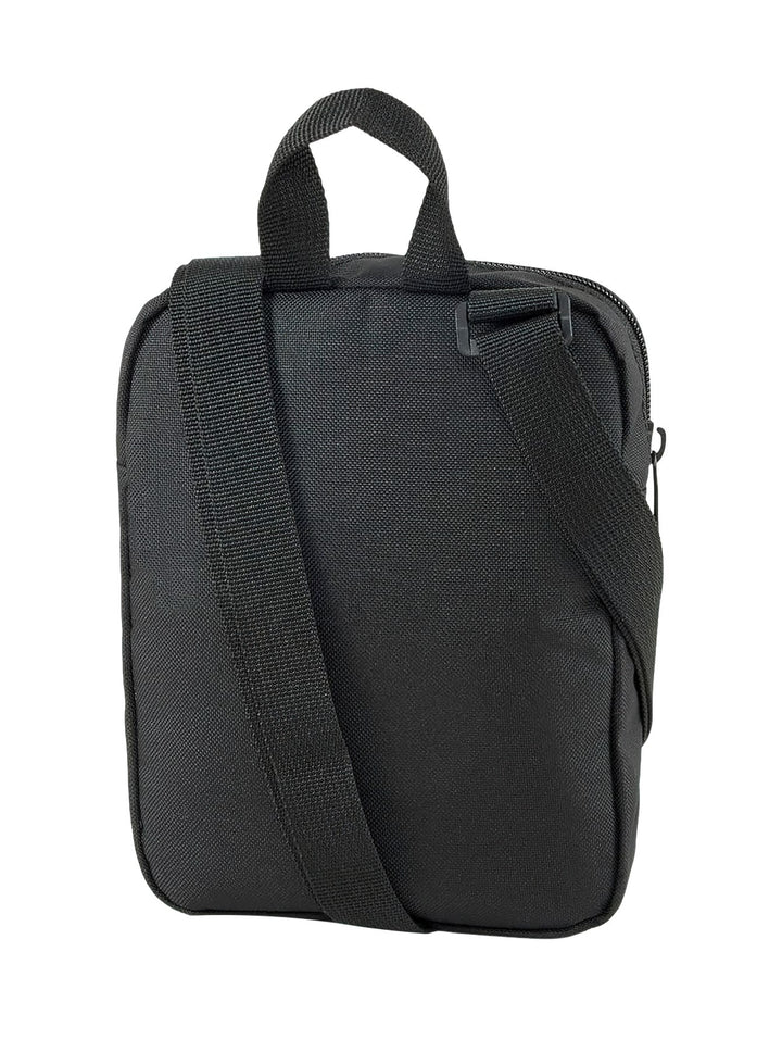 Bolso portable PUMA Phase de color negro con logotipo blanco frontal y correa ajustable.