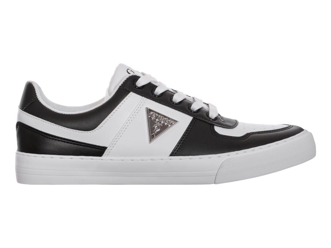 Tenis Guess modelo GM Minsk en colores blanco y negro con suela blanca y logotipo metálico lateral.