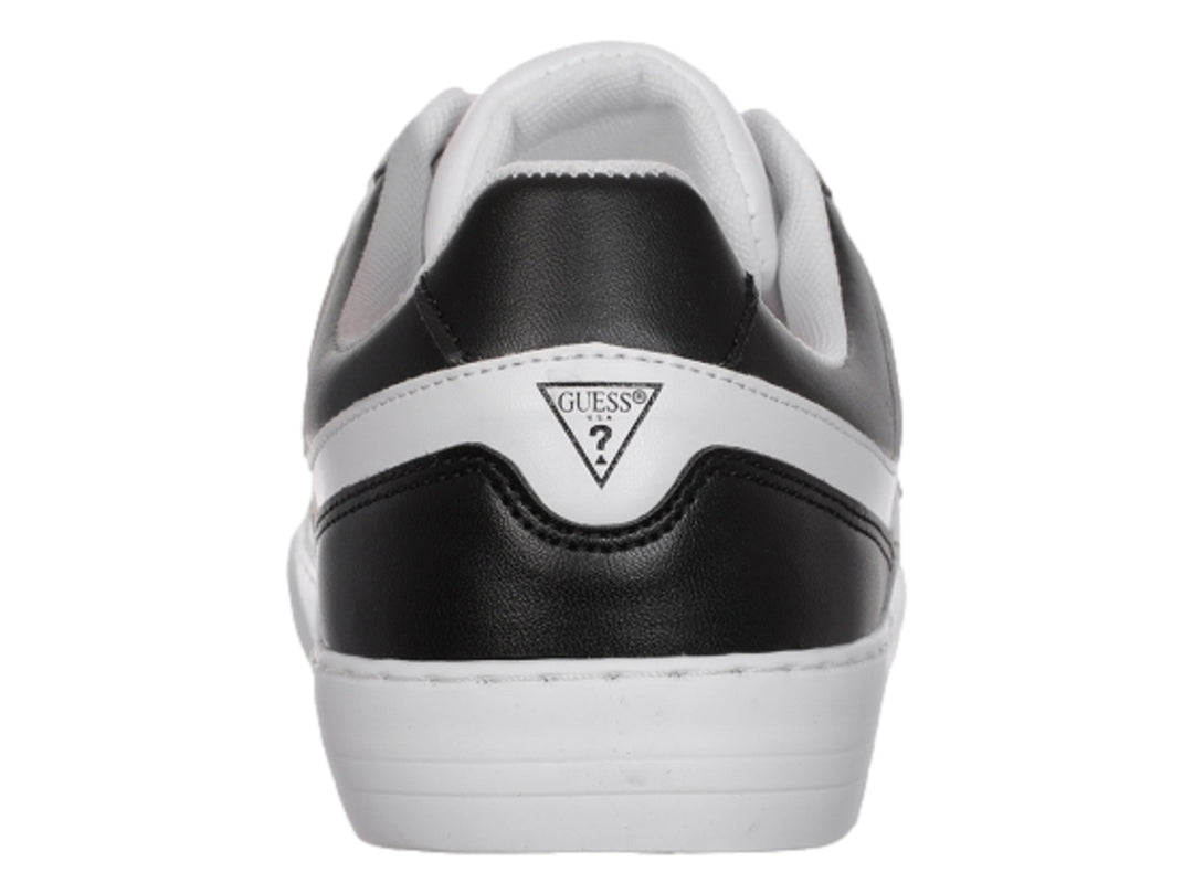 Tenis Guess modelo GM Minsk en colores blanco y negro con suela blanca y logotipo metálico lateral.
