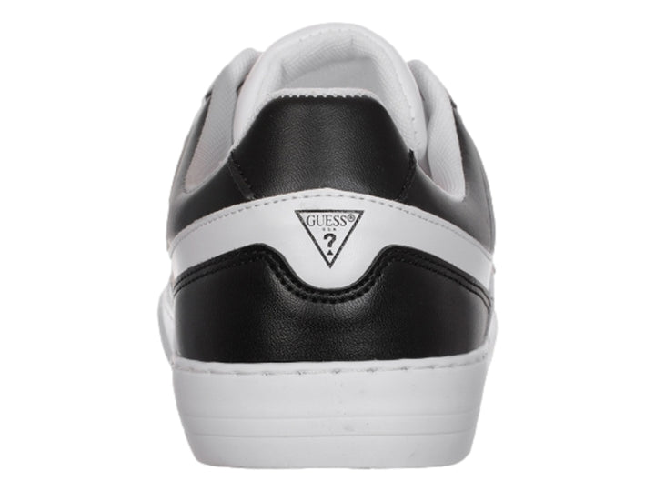 Tenis Guess modelo GM Minsk en colores blanco y negro con suela blanca y logotipo metálico lateral.