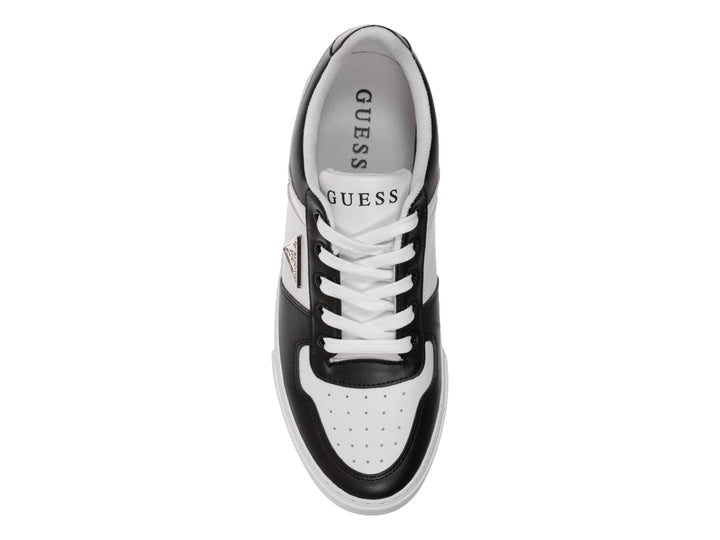 Tenis Guess modelo GM Minsk en colores blanco y negro con suela blanca y logotipo metálico lateral.