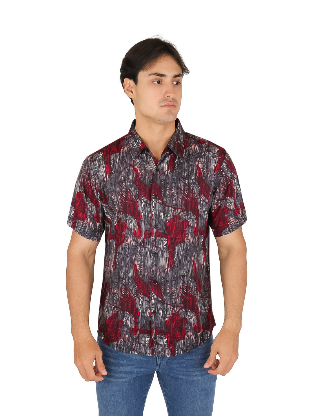 Hombre vistiendo una camisa de manga corta con estampado abstracto en colores rojo y gris.