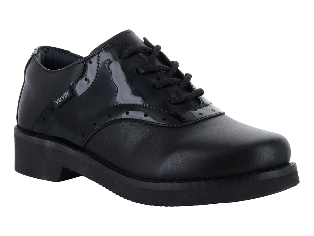 Zapato infantil negro YUYIN con acabado combinado de napa y charol y agujetas negras.