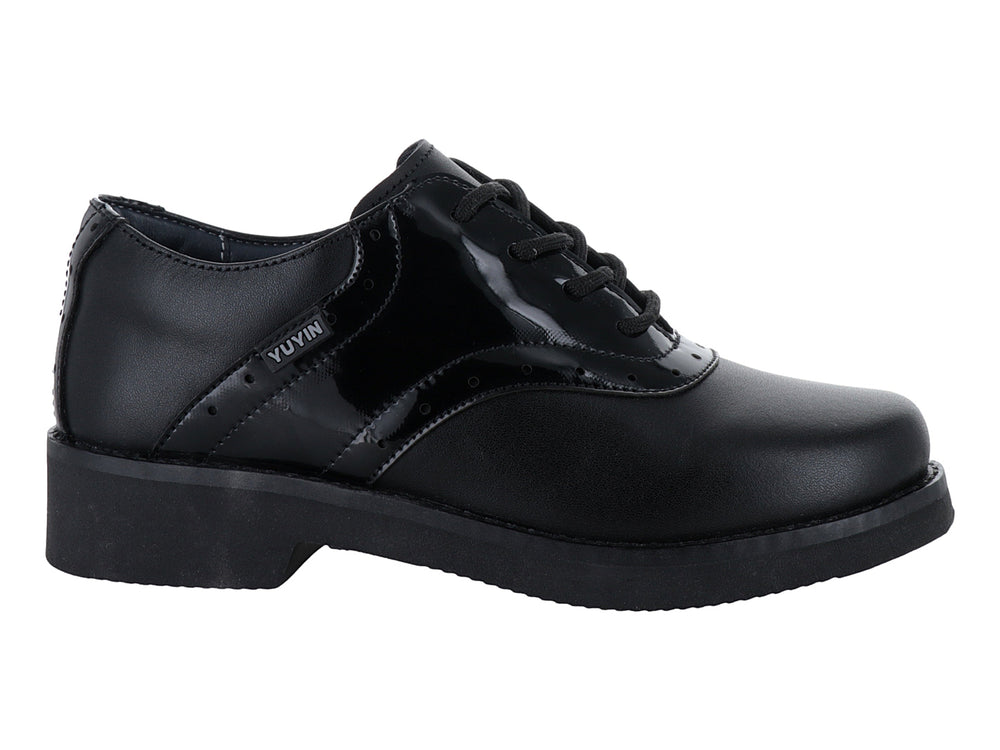 Zapato infantil negro YUYIN con acabado combinado de napa y charol y agujetas negras.