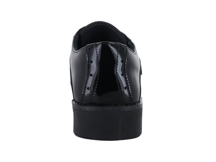 Zapato infantil negro YUYIN con acabado combinado de napa y charol y agujetas negras.