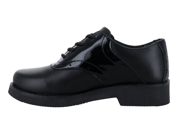 Zapato infantil negro YUYIN con acabado combinado de napa y charol y agujetas negras.