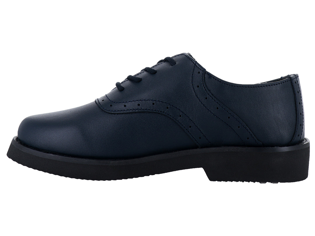 Zapato formal infantil color azul marino con cordones y detalles perforados en el cuero sintético.