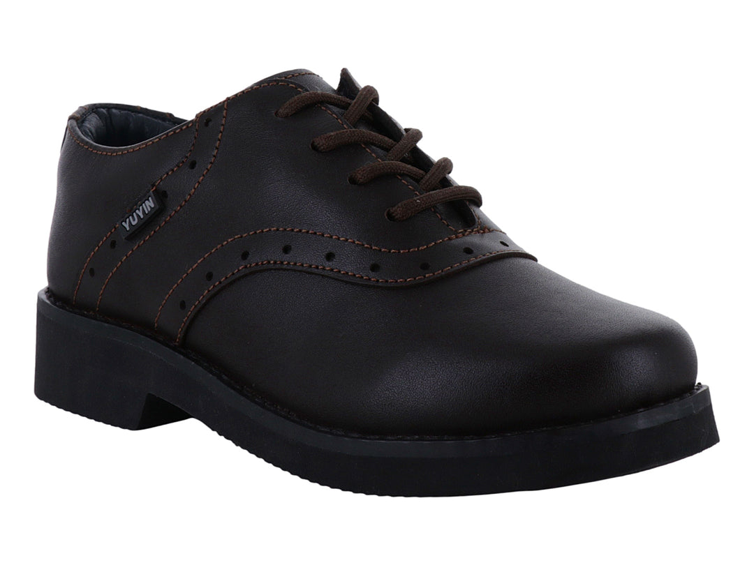 Zapato formal color café para niño con cordones y suela negra.