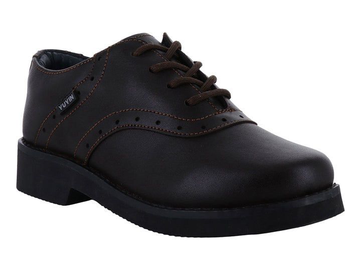 Zapato formal color café para niño con cordones y suela negra.