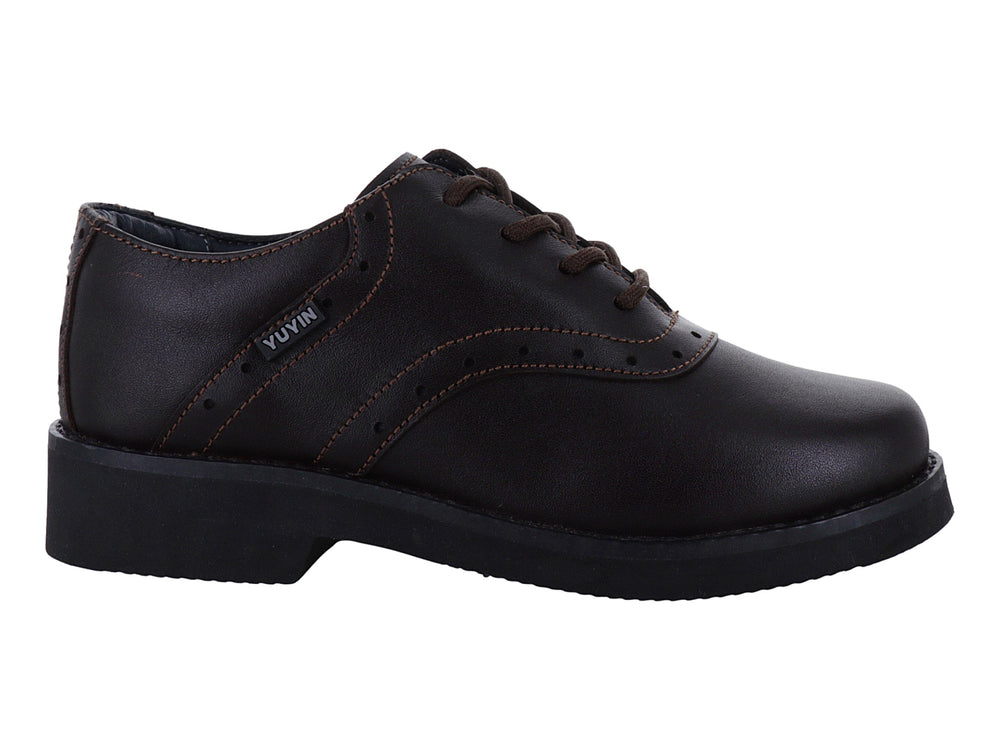 Zapato formal color café para niño con cordones y suela negra.