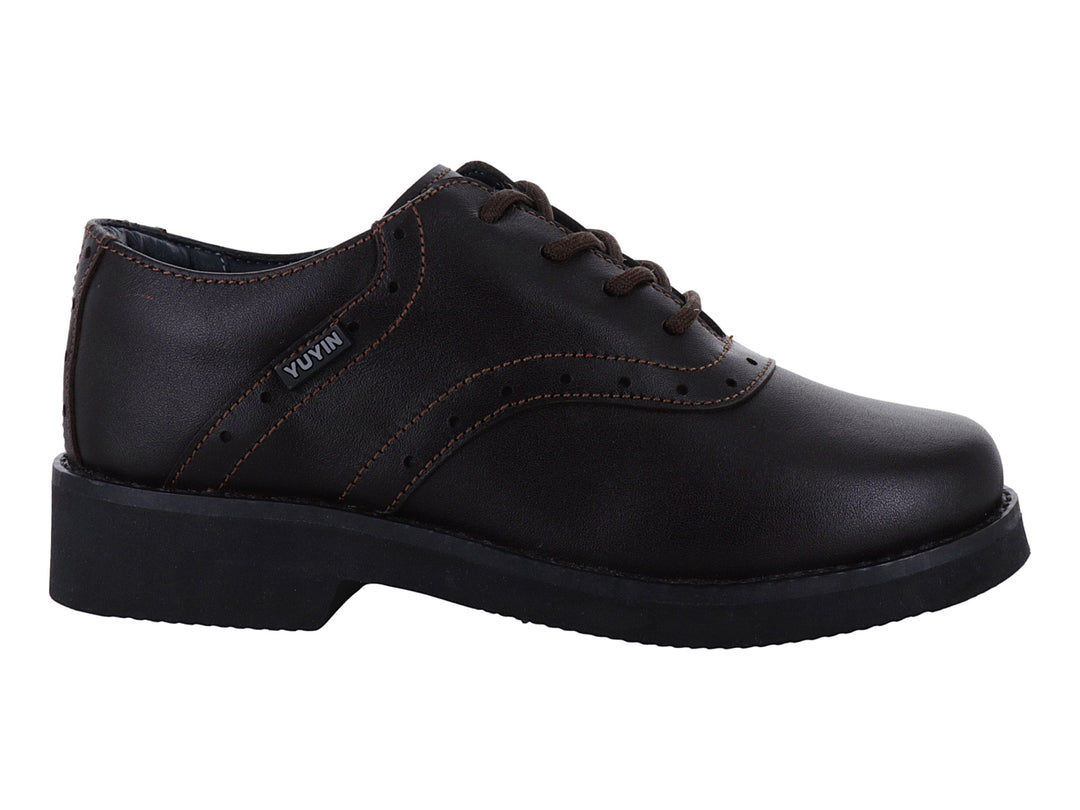 Zapato formal color café para niño con cordones y suela negra.