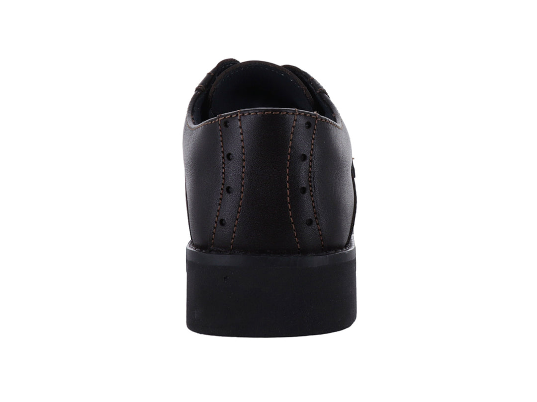 Zapato formal color café para niño con cordones y suela negra.