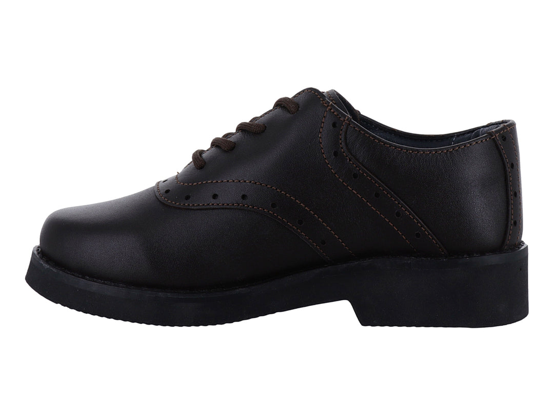 Zapato formal color café para niño con cordones y suela negra.