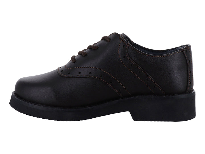 Zapato formal color café para niño con cordones y suela negra.