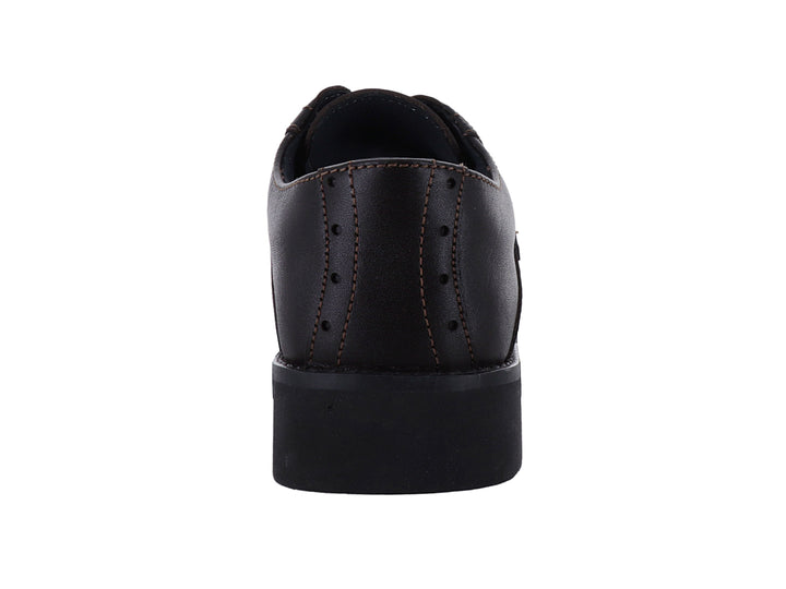 Zapato formal color café para niño con cordones y detalles perforados en el costado.