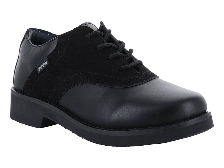 Zapato infantil negro YUYIN con combinación de texturas napa y nobuck y cierre de agujetas.