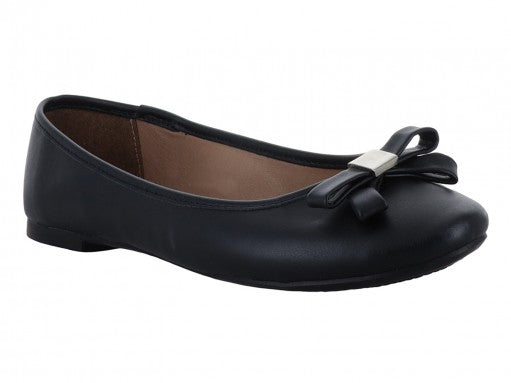 Zapato tipo baleta de charol negro con un detalle de moño blanco en la punta.