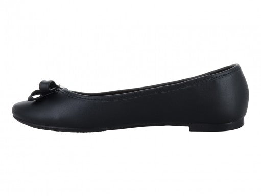 Zapato tipo baleta de charol negro con un detalle de moño blanco en la punta.