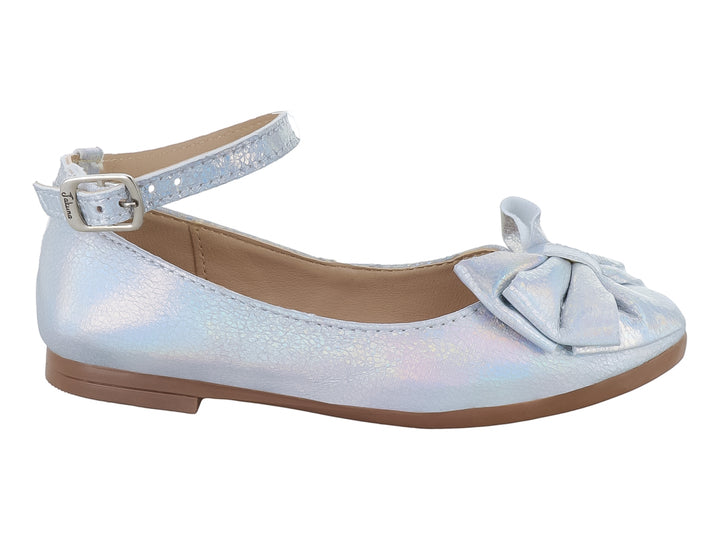 Zapato plano color plata brillante para niña con moño frontal y correa ajustable.