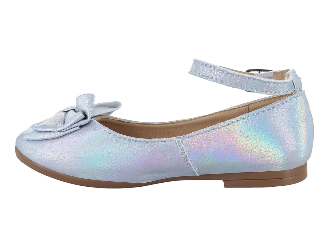 Zapato plano color plata brillante para niña con moño frontal y correa ajustable.