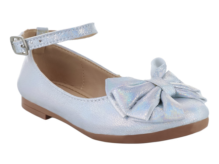 Zapato plano color plata iridiscente para niña con un moño grande al frente y correa al tobillo.