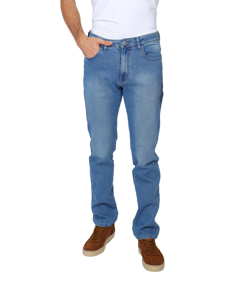 Hombre vistiendo pantalones jeans de mezclilla color azul claro con corte recto y calzado café.