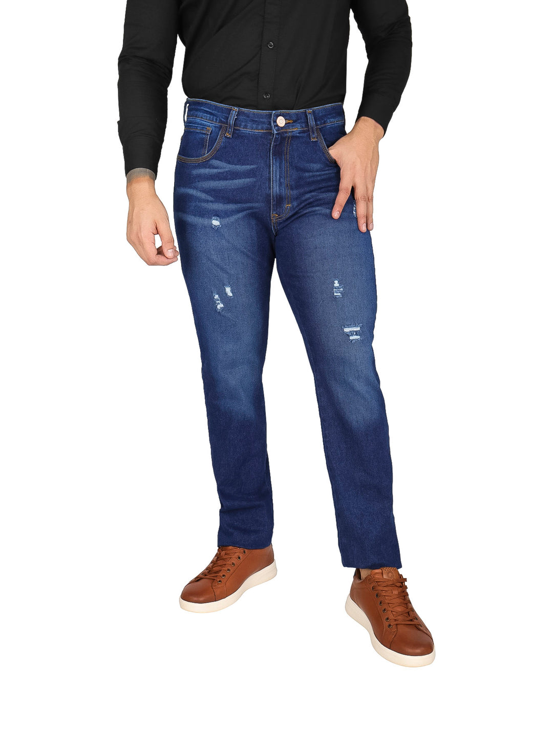 Hombre usando pantalones jeans color azul con efecto stone wash y detalles desgastados.