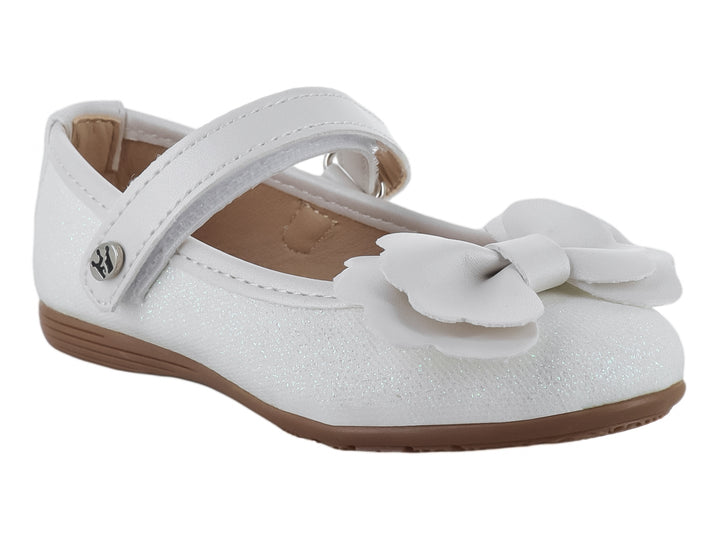 Zapato plano blanco para niña con moño decorativo y correa de ajuste.