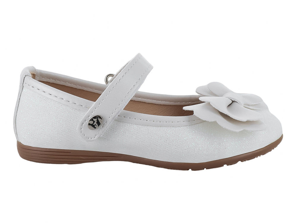 Zapato plano blanco para niña con moño decorativo y correa de ajuste.