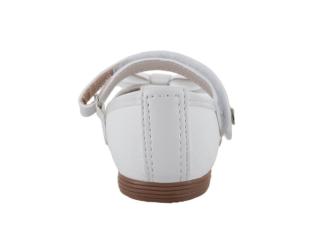 Zapato plano blanco para niña con moño decorativo y correa de ajuste.