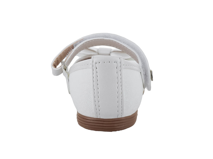 Zapato plano blanco para niña con moño decorativo y correa de ajuste.