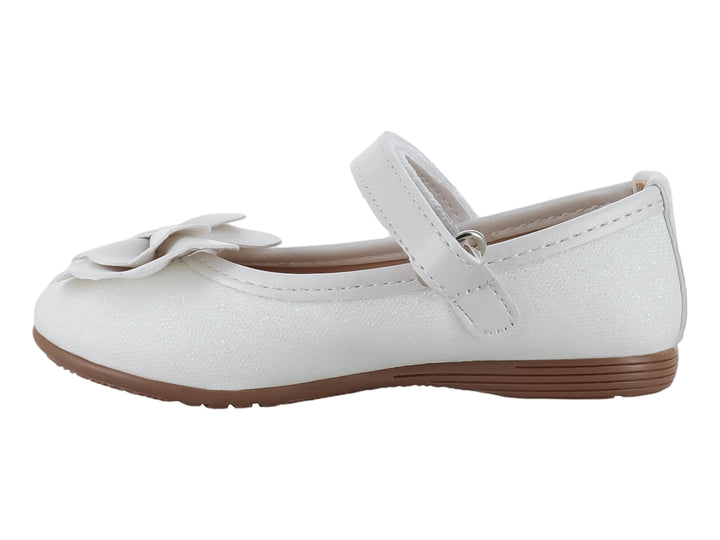 Zapato plano blanco para niña con moño decorativo y correa de ajuste.