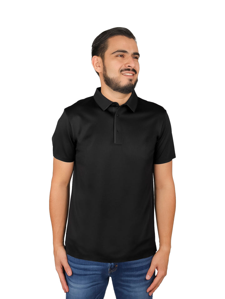 Hombre vistiendo una playera polo de color negro con cuello y manga corta.