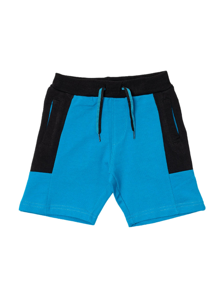 Bermuda para niño en color azul con paneles laterales y cintura en color negro.