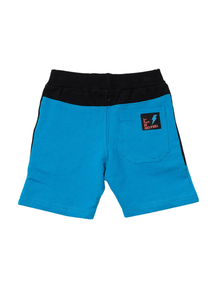 Bermuda para niño en color azul con paneles laterales y cintura en color negro.