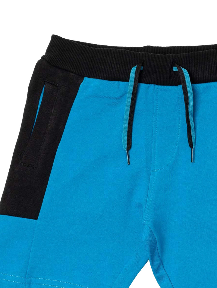 Bermuda para niño en color azul con paneles laterales y cintura en color negro.