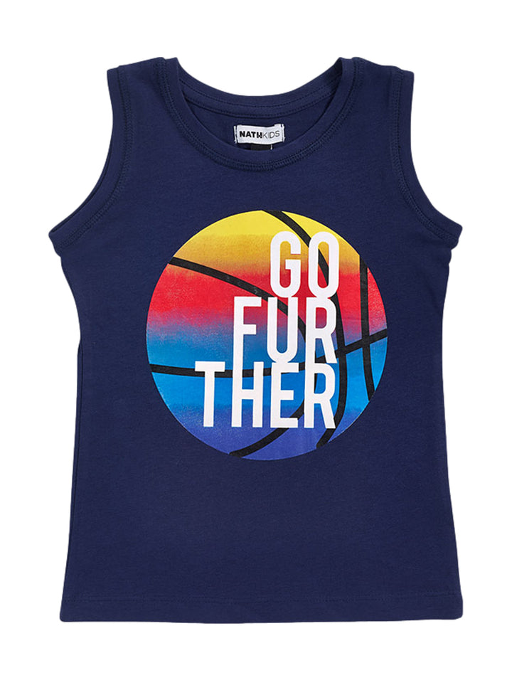 Camiseta sin mangas azul marino para niños con estampado de balón de basquetbol colorido y texto GO FURTHER.