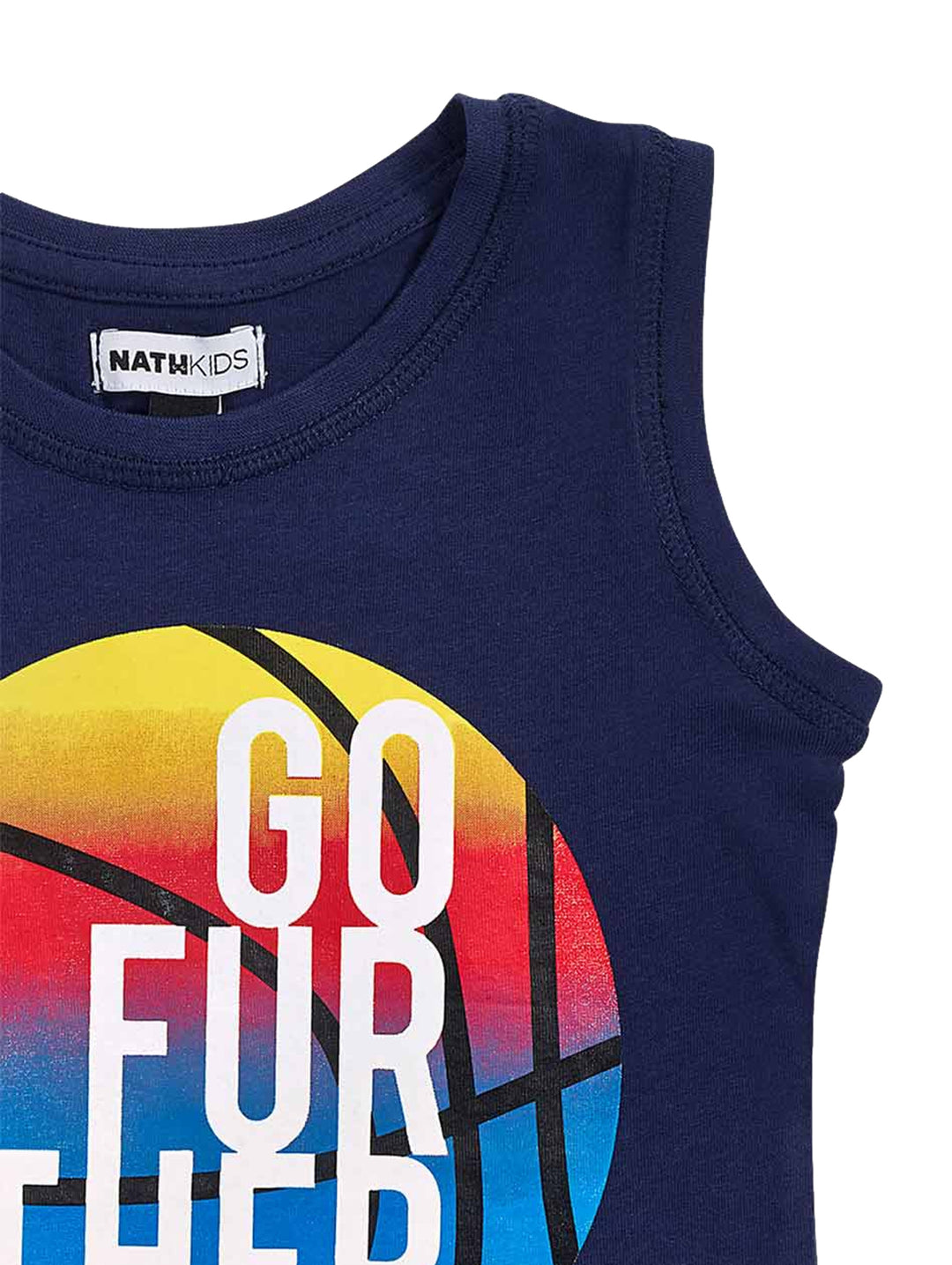 Camiseta sin mangas azul marino para niños con estampado de balón de basquetbol colorido y texto GO FURTHER.