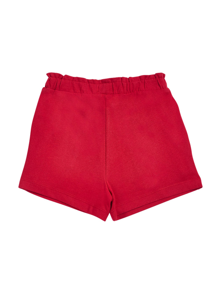 Short rojo para Niño con tachuelas plateadas en los bolsillos y cintura elástica.