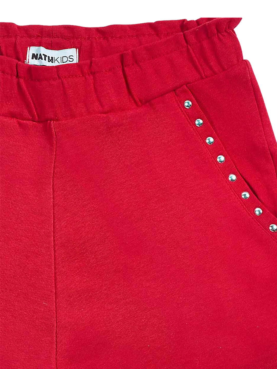 Short rojo para Niño con tachuelas plateadas en los bolsillos y cintura elástica.