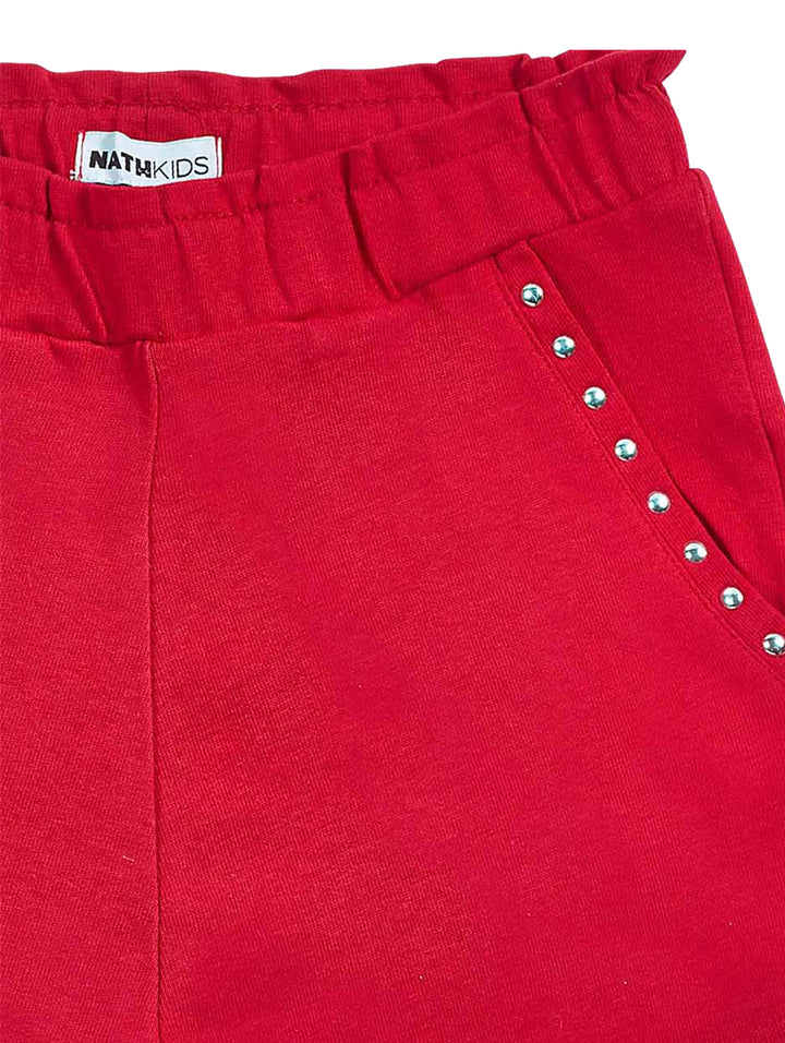 Short rojo para Niño con tachuelas plateadas en los bolsillos y cintura elástica.
