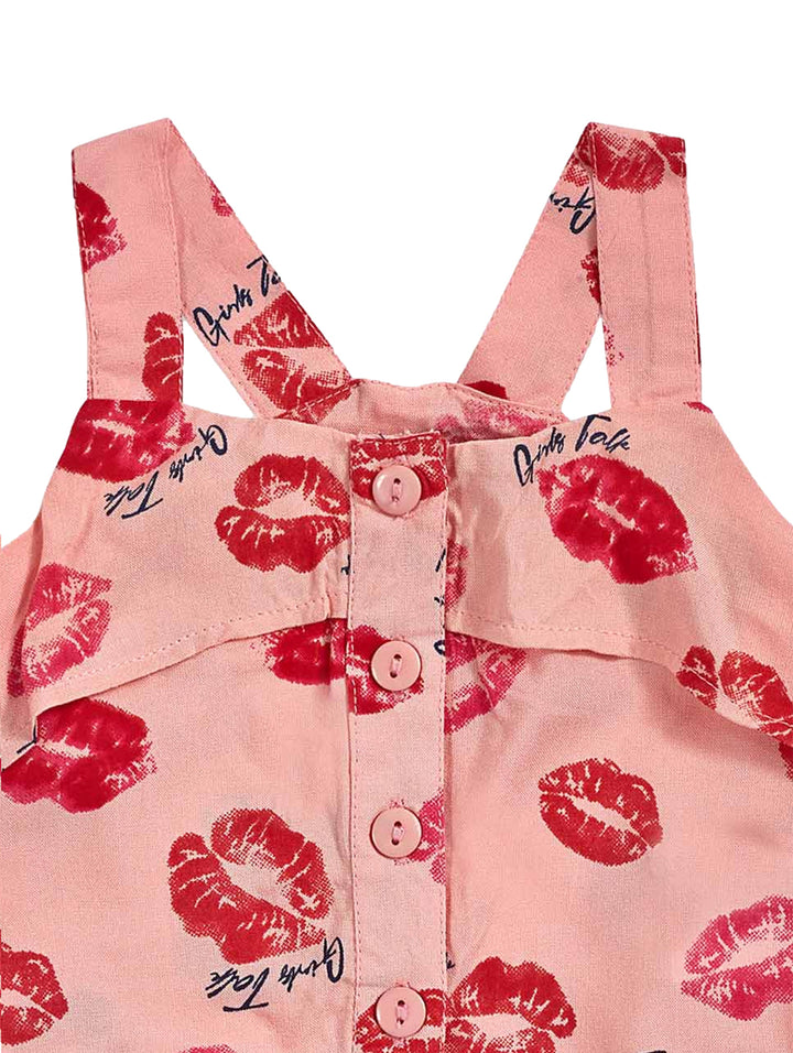 Blusa rosa para niña con estampado de labios rojos, botones frontales y nudo en la cintura.