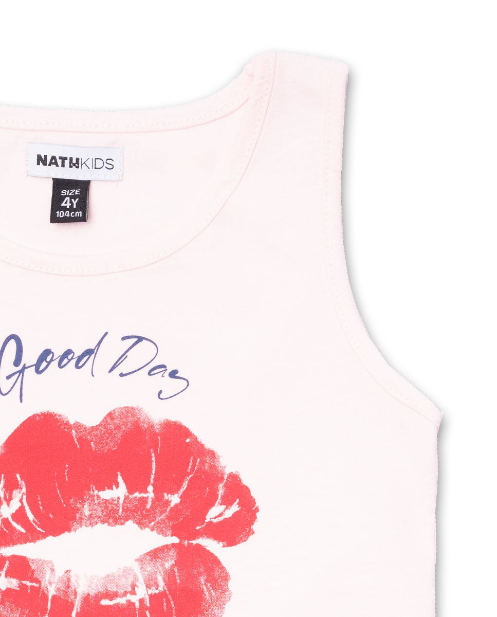 Blusa rosa sin mangas para niña con estampado de labios rojos y la frase Have a Good Day.