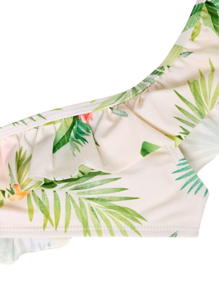 Traje de baño de dos piezas para niña con estampado tropical de hojas verdes y flores sobre fondo blanco.