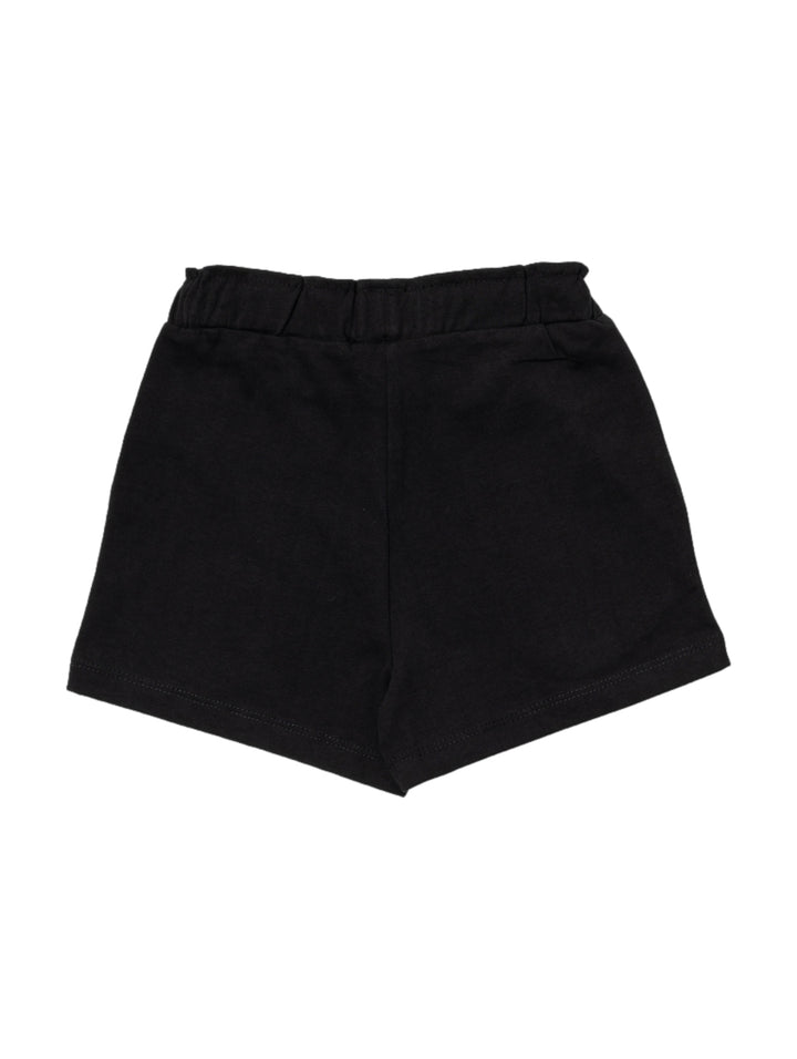 Shorts negros para niños con tachuelas plateadas laterales y cintura elástica.