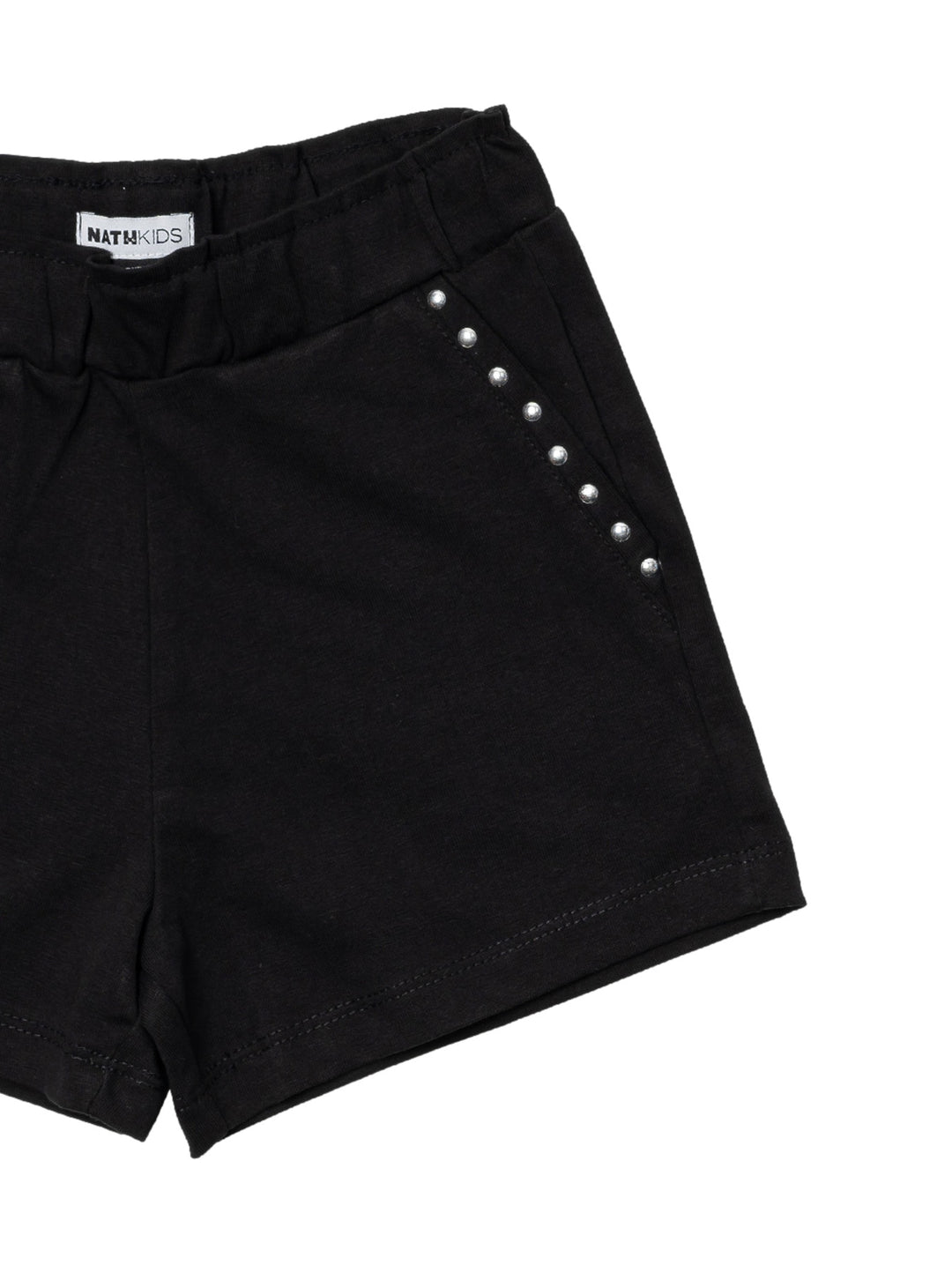 Shorts negros para niños con tachuelas plateadas laterales y cintura elástica.